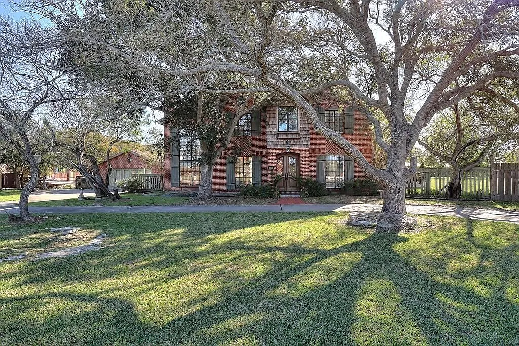 5 bed, 3.5 bath, 3259 sqft, $4,800 — Photo 1