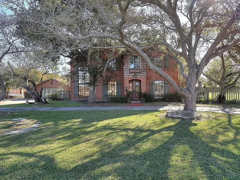 3417 Newcastle Dr — Photo 1