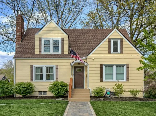 107 NE Douglas St, Lees Summit, MO 64063