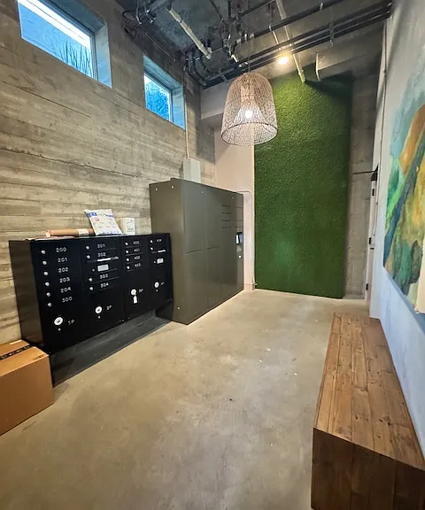 Large mail room with Parcel lockers, free usage