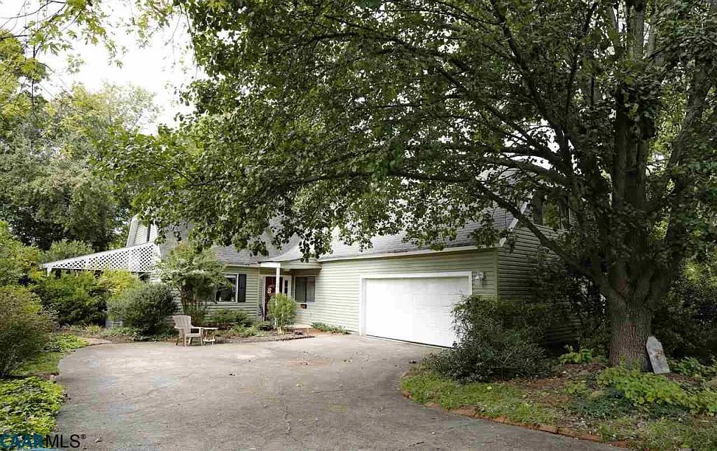 1528 Lake Forest Dr photo 1