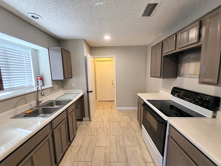 2641 Berkshire Ln — Photo 8