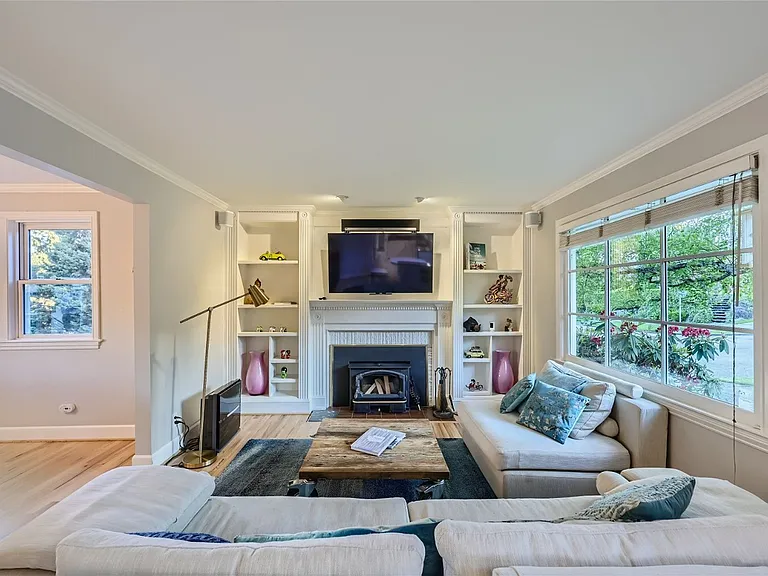 6202 38th Ave NE — Photo 9
