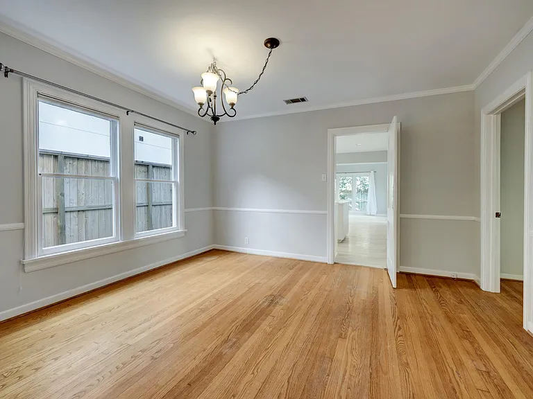 2910 Plumb St — Photo 3