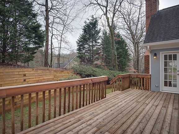 3rd image of 210 Sandridge Ct