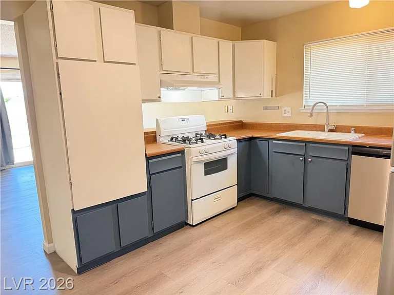 7916 Ducharme Ave — Photo 9