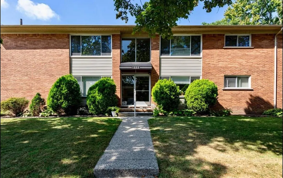 1222 E Lincoln Ave — Photo 1