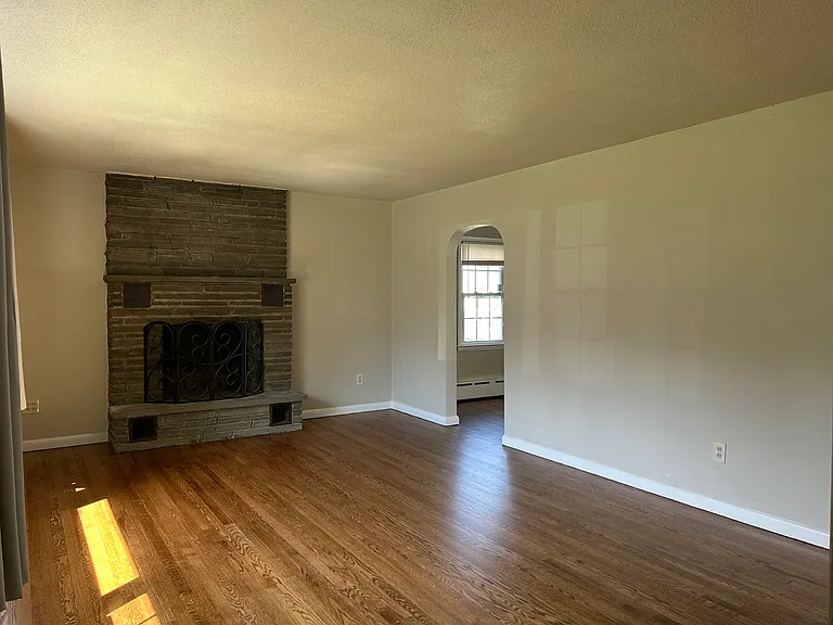 630 Wallace St — Photo 12