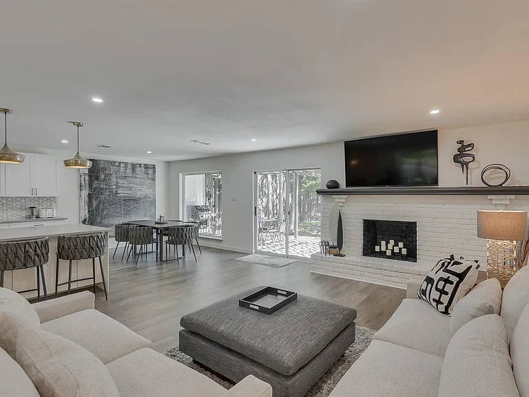 4224 Shady Bend Dr — Photo 3