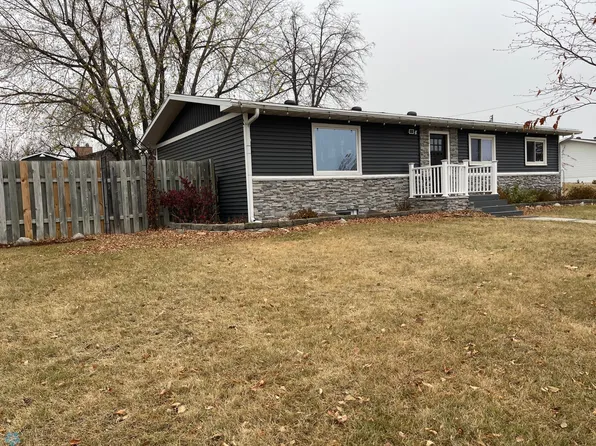 802 Maple St, Lisbon, ND 58054