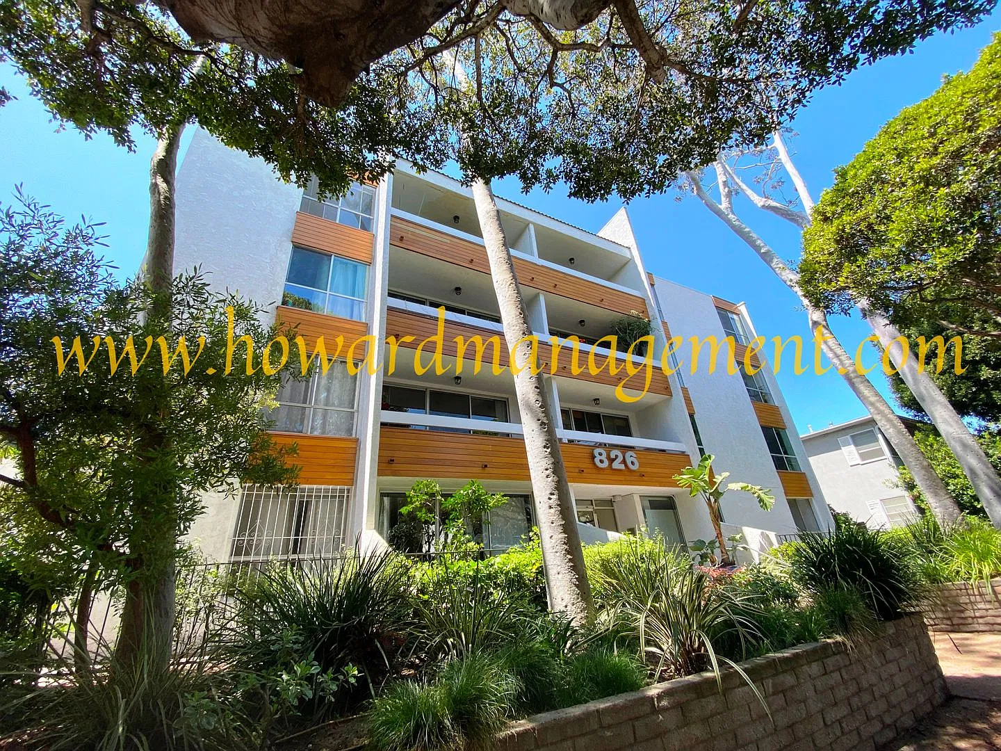 Elegant upper condo with balcony and fireplace walking distance to the beach. — Photo 1