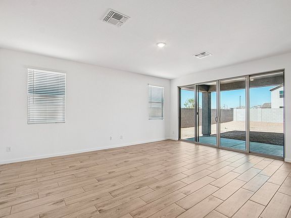 Stonebridge Manor - Emerald Interior Image 3