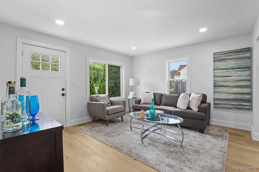 2 bed, 1.0 bath, 910 sqft, $1,600 — Photo 2