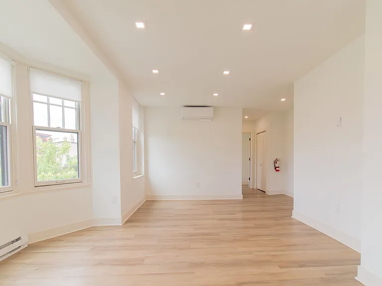 Huntington Apartments — Photo 25