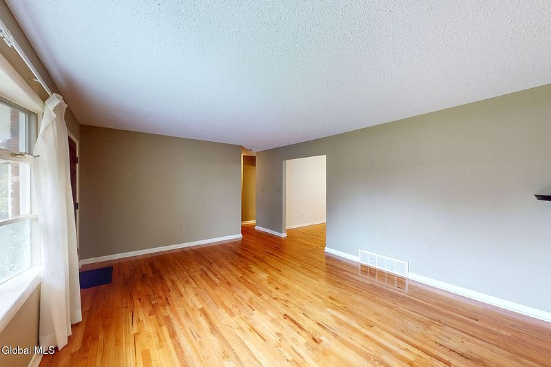 4th image of 15 Woodside Court