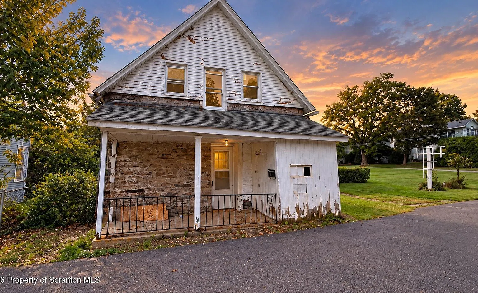 3 bed, 1.0 bath, 1200 sqft, $2,000 — Photo 2