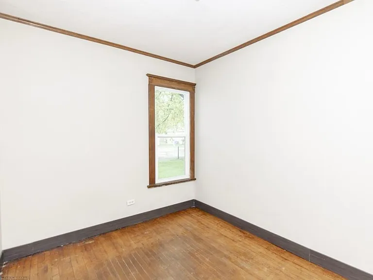 726 College St N — Photo 14