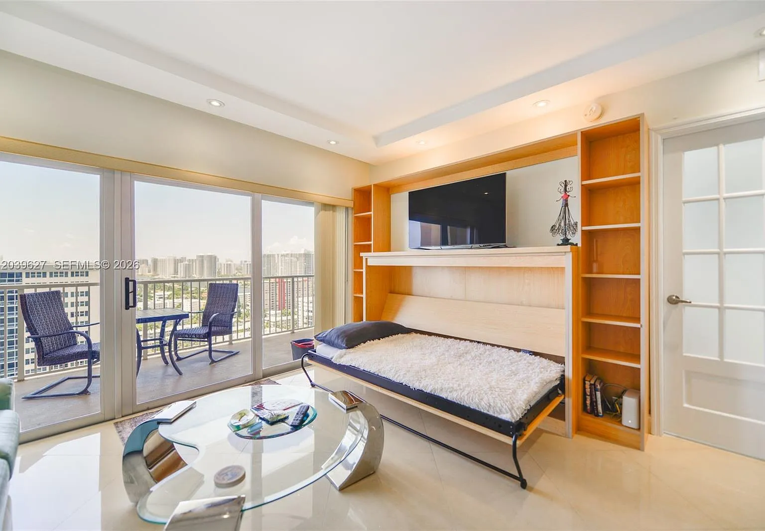 Hemispheres Condo — Photo 4