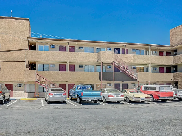 Stewart Arms - Apartments For Rent Las Vegas - Newly Renovated