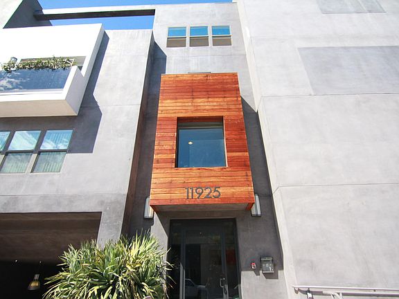 3rd image of 11925 Kling St APT 304
