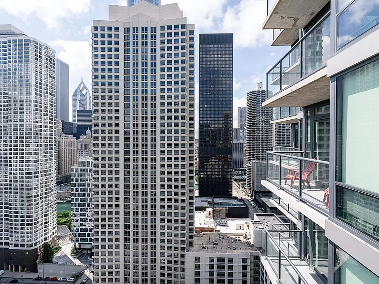 State and Grand — Photo 9