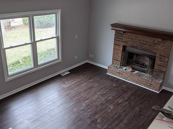 Living room (non-functional fireplace)