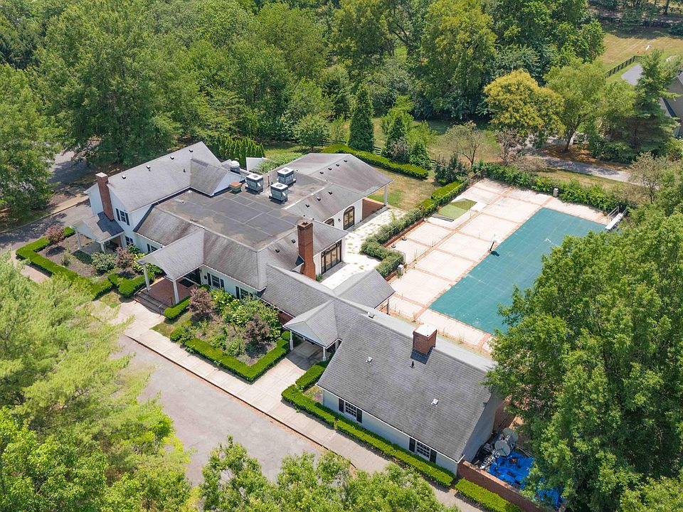 1st image of 107 Clubhouse Dr