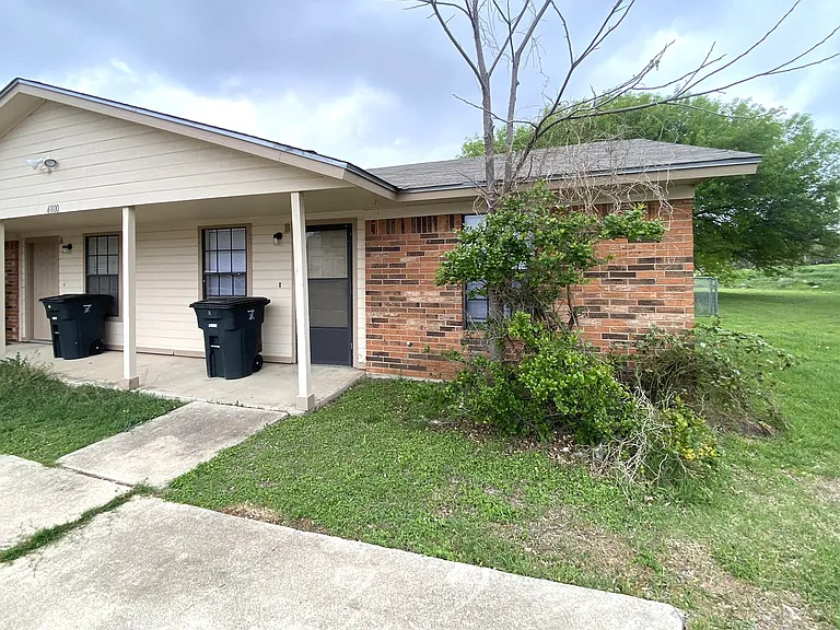 4800 Rainbow Cir #B — Photo 2