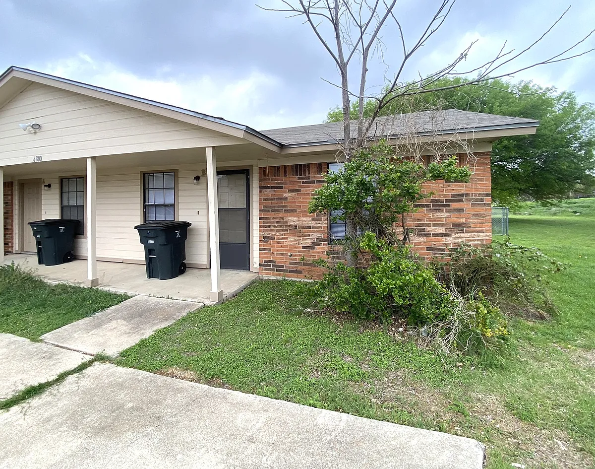 Building Photo - 4800 Rainbow Cir #B