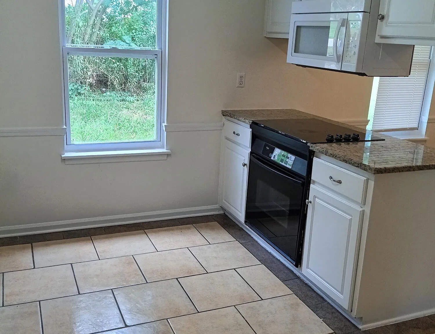 3 bed, 2.0 bath, 1300 sqft, $1,500 — Photo 3