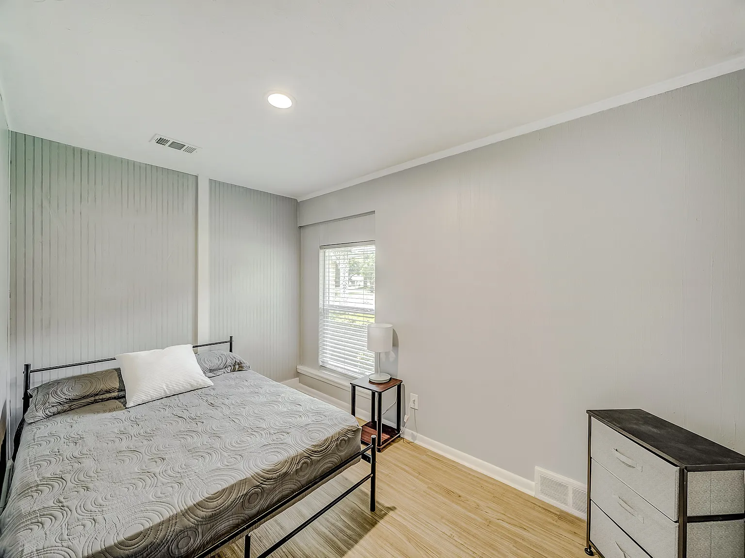 4 bed, 3.0 bath, 1586 sqft, $702 — Photo 1
