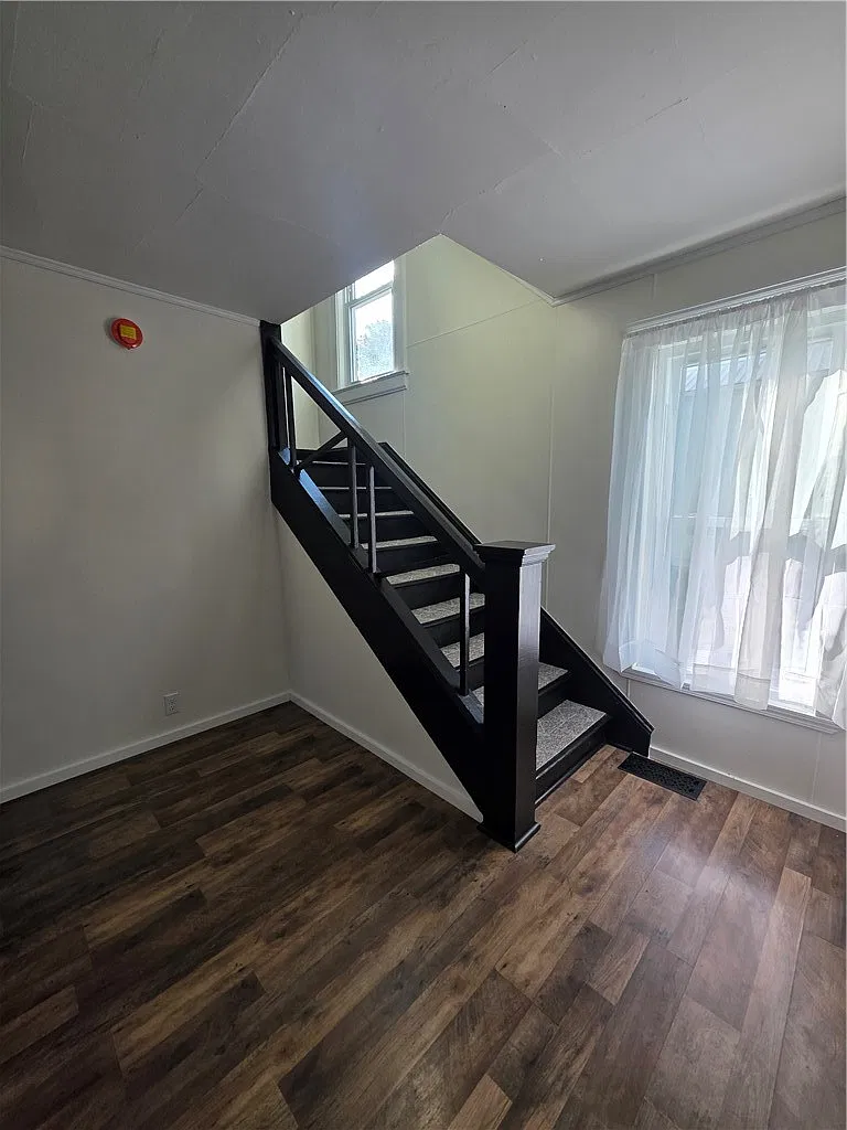 3 bed, 1.0 bath, 1400 sqft, $2,200 — Photo 2