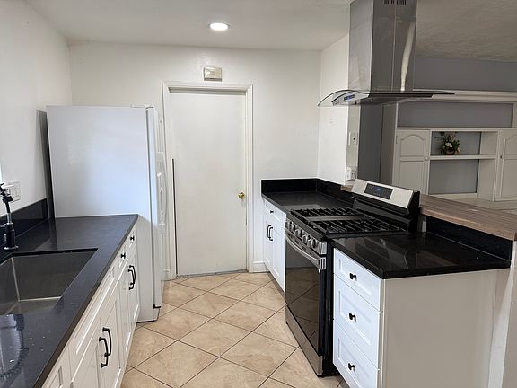 3rd image of 902 S Dennis St