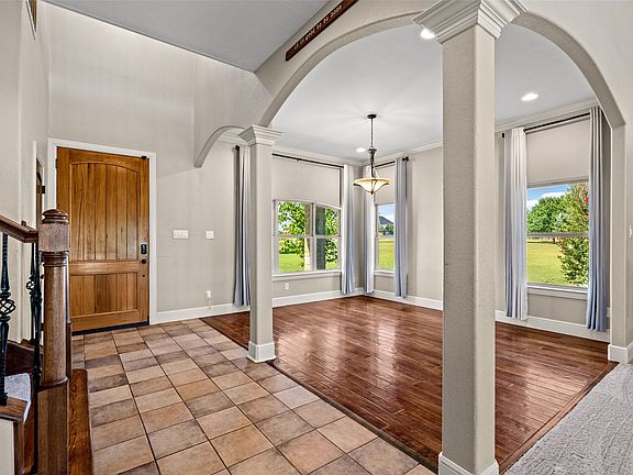 3rd image of 407 Valley View Ct