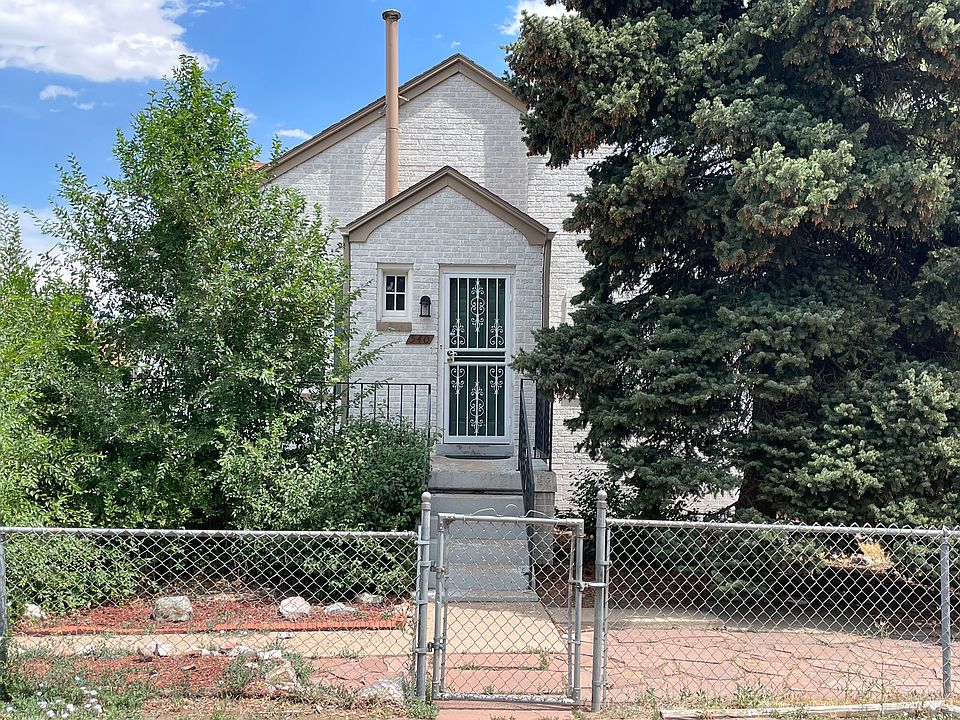 Fenced front yard entry.