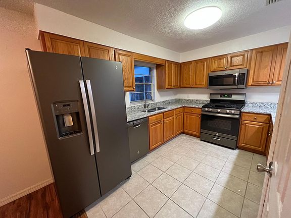 3rd image of 761 NW Oaklawn Ter