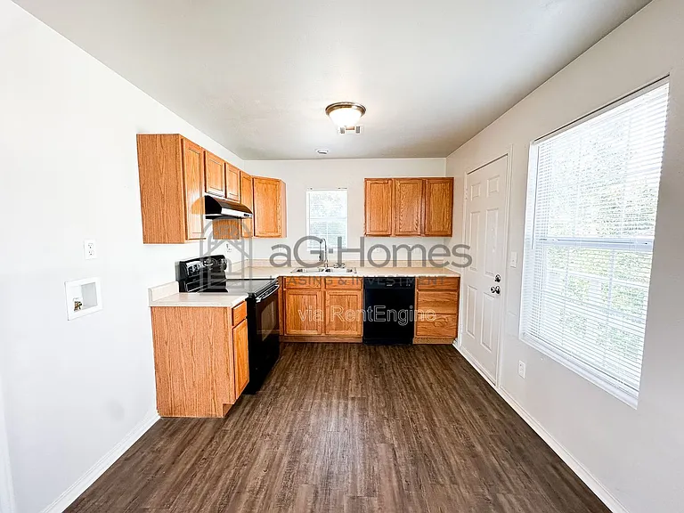 5617 N Donald Ave — Photo 2