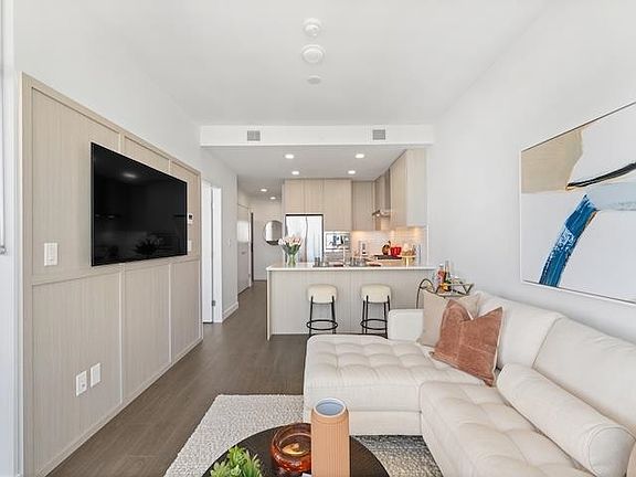 4th image of 518 Clarke Rd #3204