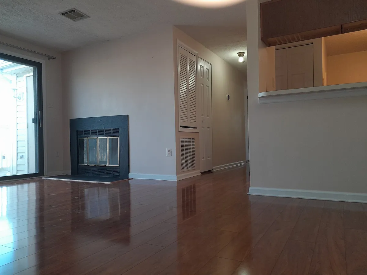 Building Photo - 803 Stratford Way #J