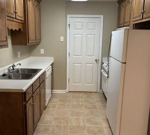 160 Sycamore Pl — Photo 3