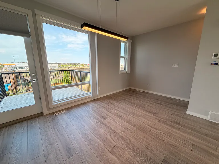 1758 Keene Cres SW — Photo 6