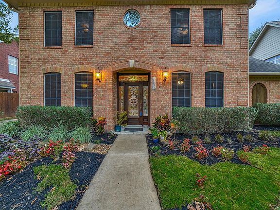 3rd image of 15826 Sweetwater Creek Dr