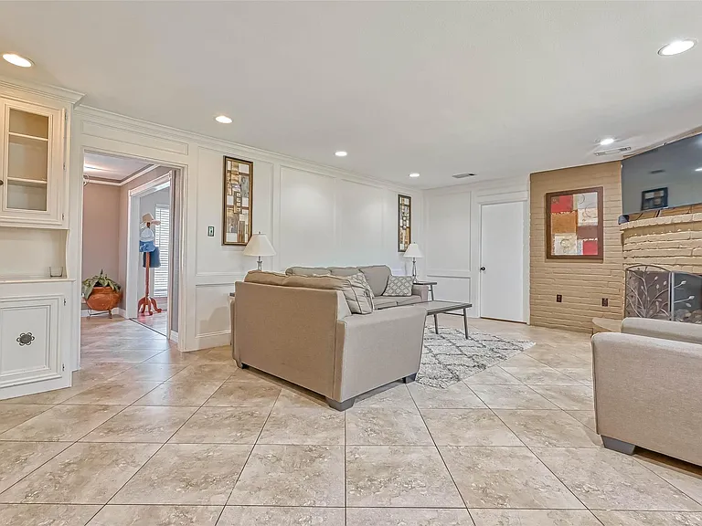 711 Lodgehill Ln — Photo 2