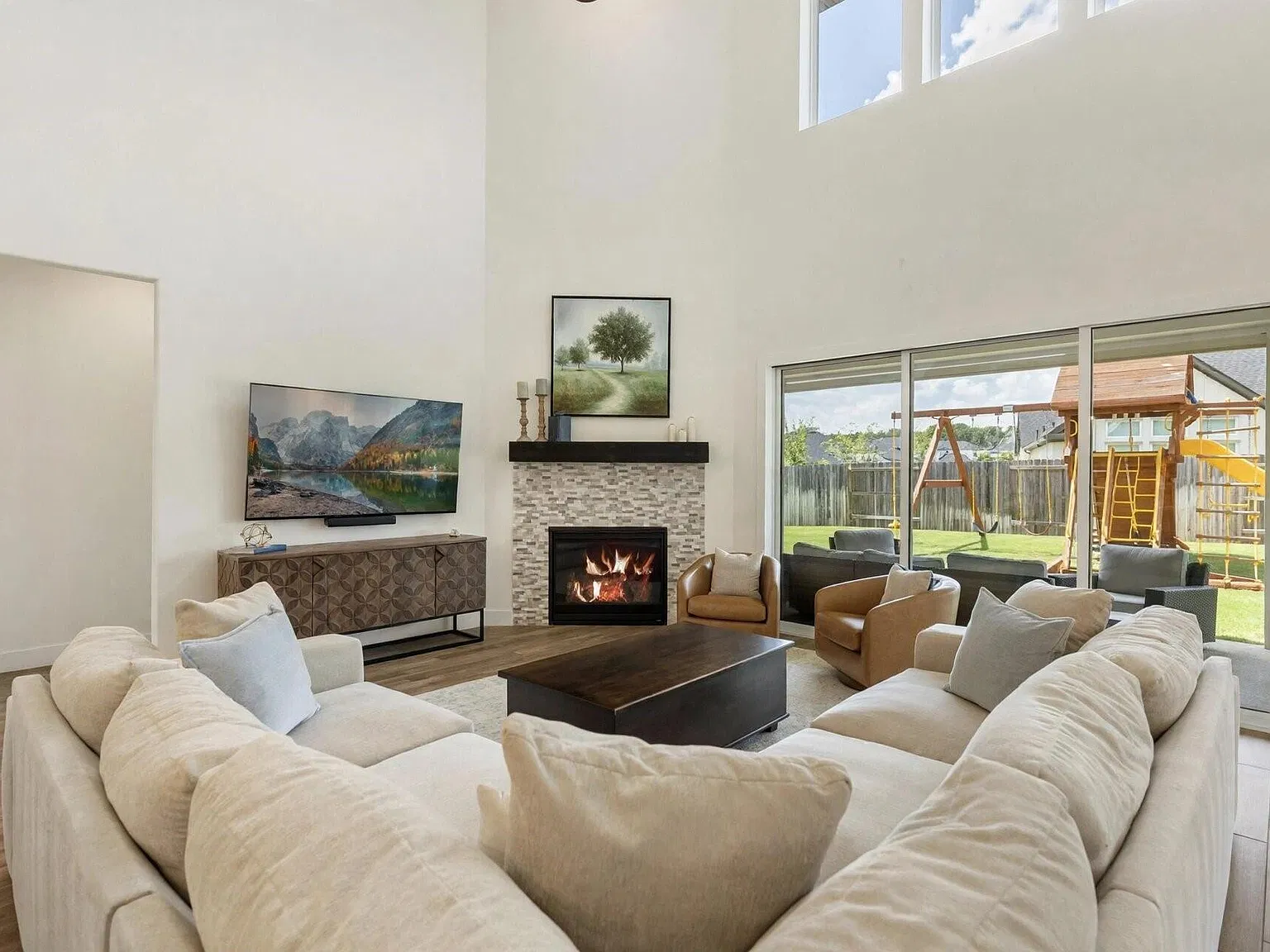 5 bed, 4.0 bath, 4190 sqft, $5,500 — Photo 3