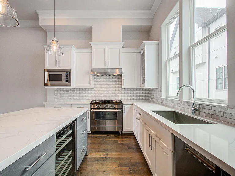 9532 London Bridge Sta — Photo 19