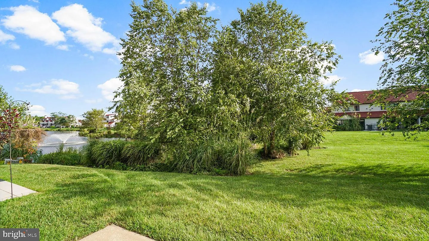 2 bed, 2.5 bath, 1312 sqft, $2,300 — Photo 2