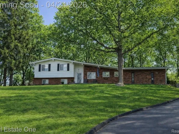 2757 Limerick Ln, Troy, MI 48098