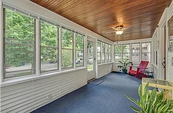 3rd image of 1115 Virginia St