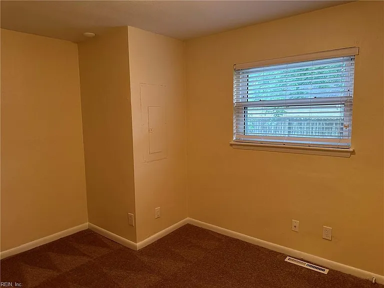 940 Redwood Cir — Photo 13
