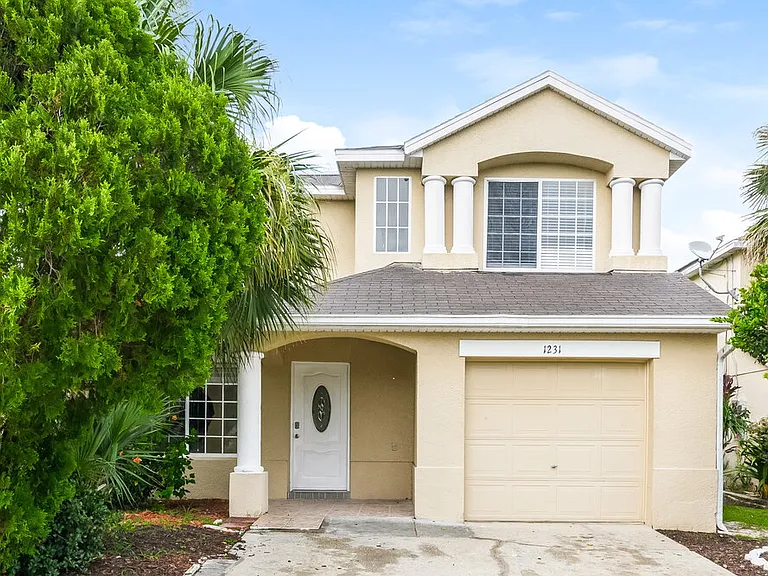 1231 Heather Lake Dr — Photo 1